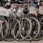 自転車の走行中、片耳イヤホンはセーフ？アウト？