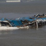 長江客船転覆事故　クレーンで引き上げへ